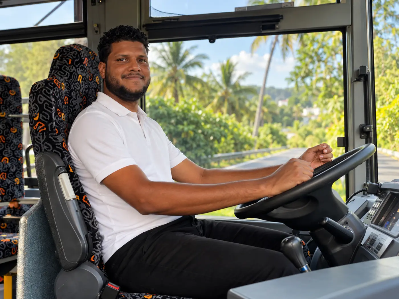 Yannis Mausse, dirigeant de Transports Double M, au volant de l'autocar